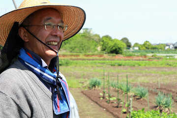 麦わら帽子のシニア男性