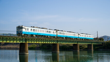 四国・徳島のキハ47形気動車が鉄橋を渡る
