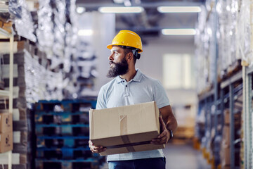 Fototapeta A warehouse worker relocating box. obraz