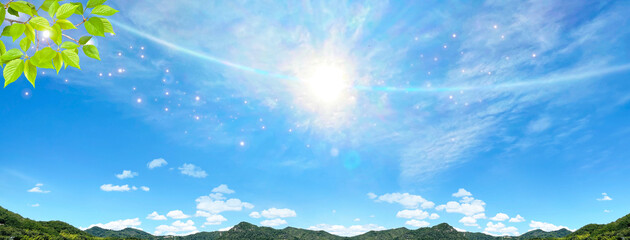 Fototapeta na wymiar 晴れの日の空と山並み風景　光輝く初夏の日
