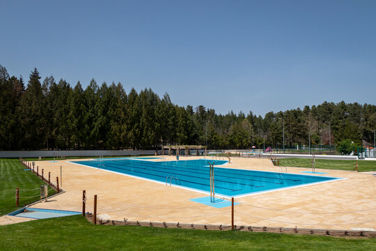 Rodeada por floresta em toda a sua volta, as piscinas municipais de Vila Flor em Portugal