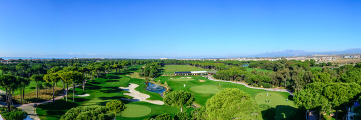 Ausblick auf die Landschaft an der türkischen Riviera mit einem Golfplatz im Vordergrund