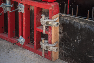 The clamp connects two panels of columns.