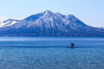 北海道千歳市、風不死岳をバックに支笏湖を進むSUP【4月】