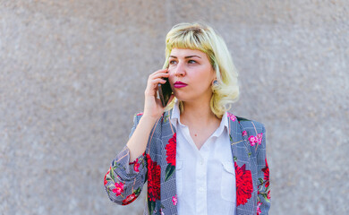 Los beneficios del teléfono móvil en la vida laboral, conexión telefónica a nivel mundial, mujer hablando por el teléfono móvil