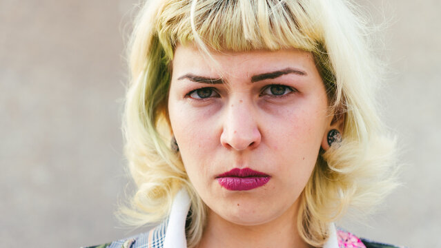 El rencor y furia entre mujeres en el trabajo, mujer enfadada , chica joven molesta y furiosa