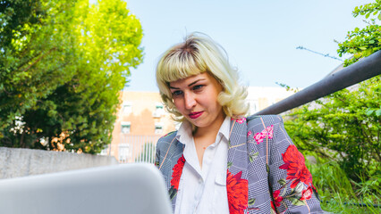La felicidad de las mujeres teletrabajando al aire libre , mujer feliz teletrabajando desde un...