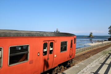 Fototapeta premium 雨晴海岸と立山連峰