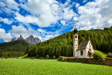 Fototapeta na wymiar Beautiful Church of St John of Nepomuk (Chiesetta di San Giovanni) in Ranui, Val di Funes, Dolomites, Italy
