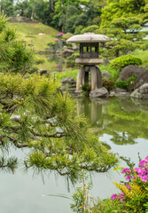 東京都江東区　清澄庭園　手入れされた日本庭園　松と灯篭