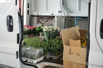 Weißer Transportwagen mit Blumenlieferung 