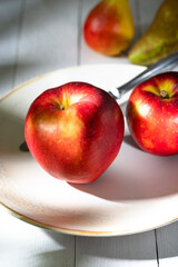 Rote Äpfel auf dem Teller