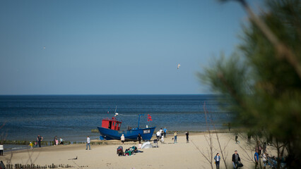 Fototapeta premium plaża nad morzem bałtyckim, fale, woda, słońce, lato turyści