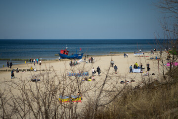 plaża nad morzem bałtyckim, fale, woda, słońce, lato turyści