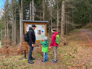 Familie geht wandern im Thüringer Wald