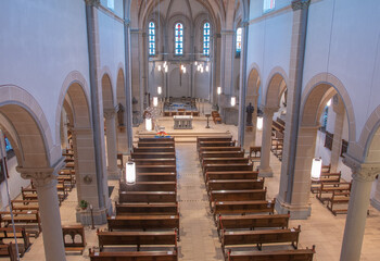 Die Severinskirche ist im neuromanischen Stil nach Vorbildern der rheinischen Romanik aus grob...