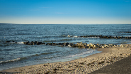 plaża nad morzem bałtyckim, fale, woda, słońce, lato turyści