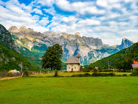 Les Alpes Albanaises - Adobe Stock