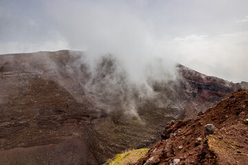Cratère du volcan Vésuve dans la brume