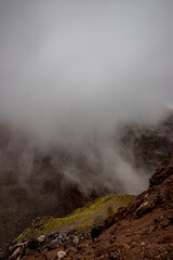 Cratère du volcan Vésuve dans la brume