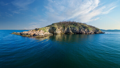 Obraz premium Panorama of a beach with sand and stones near the Black Sea under sunset light in Bulgaria