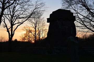 Sonnenuntergang über dem Bismarck Denkmal in der Stadt Walsrode, Niedersachsen