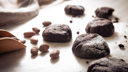 Fototapeta na wymiar Brownie-Cookie mit dunkler Schokolade auf rustikalem Hintergrund