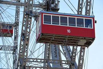 Riesenrad im großen Vergnügungspark 