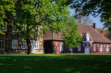 Fototapeta na wymiar Historisches Gebäude im Park in Rheda-Wiedenbrück
