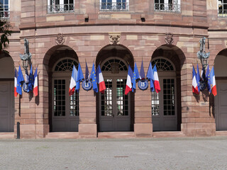 Drei Eingangstüren mit französischen Nationalflaggen (Trikolore) am Eingang zum Rathhauspalais in...