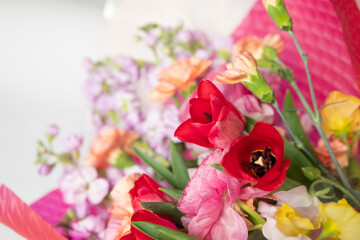 ラナンキュラスとカーネーションとチューリップなどの花束