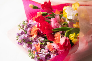 ラナンキュラスとカーネーションとチューリップなどの花束