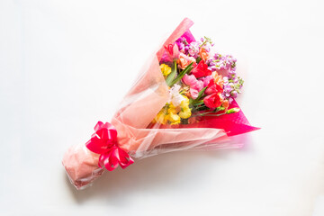 ラナンキュラスとカーネーションとチューリップなどの花束