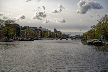 Lumière étrange sur le grand canal à Amsterdam
