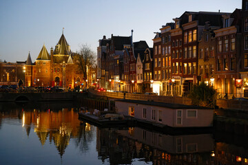 Quartier "Nieuwmarkt" à Amsterdam à la tombée de la nuit