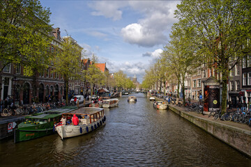 Vue d'ensemble d'un canal à Amsterdam