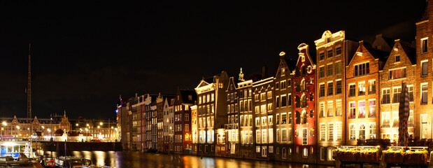 Fototapeta na wymiar Panoramique, la nuit, à Amsterdam