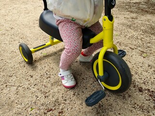 三輪車に乗る子ども