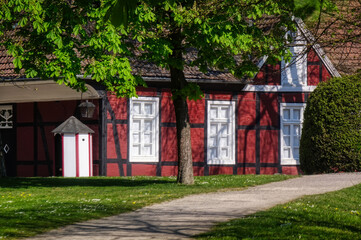 Schöner Weg und Fachwerkhaus in historischem Park Rheda-Wiedenbrück