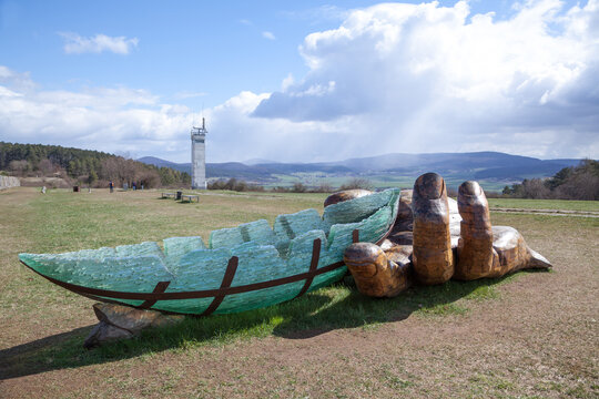 Rasdorf, Deutschland, 10. April 2022 - Kunstwerk "Glasarche 3" an der Gedenkst&auml;tte Point Alpha anl&auml;sslich des 30-j&auml;hrigen Bestehens des UNESCO-Biosph&auml;renreservats Rh&ouml;n 