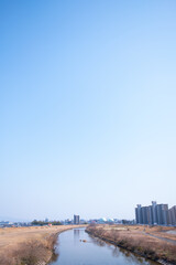冬の川と晴れた高い空