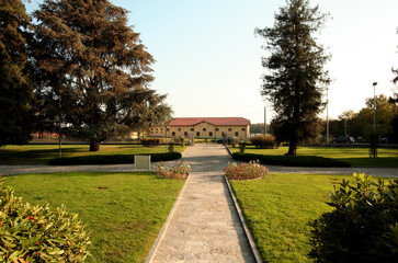 ミラノのホテルの入り口に植えられた花と大きな木、静かな雰囲気の夕方
