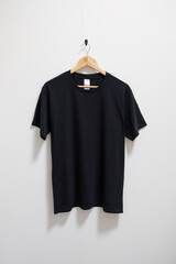 ハンガーにかけられた黒いTシャツ