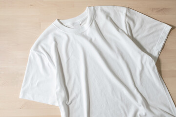 床に置かれたホワイトTシャツ