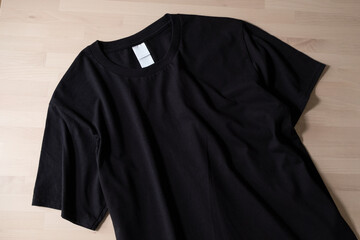床に置かれたブラックTシャツ