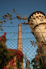 ミラノの廃墟の中にある灯台と煙突、美しいフォルムと夕方のアンビエント