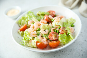 Leaf salad with cherry tomatoes and shrimps
