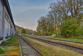 Obraz premium Lost Place, Urban Exploring, Bahnhof, Donauuferbahn, Weins, Isperdorf, Ysperdorf, Normalspur, Gleis, historisch, Schienen, Gleise, Schwelle, Schwellen, Bahnschwelle, Gleisende, Endbahnhof, Prellbock, 