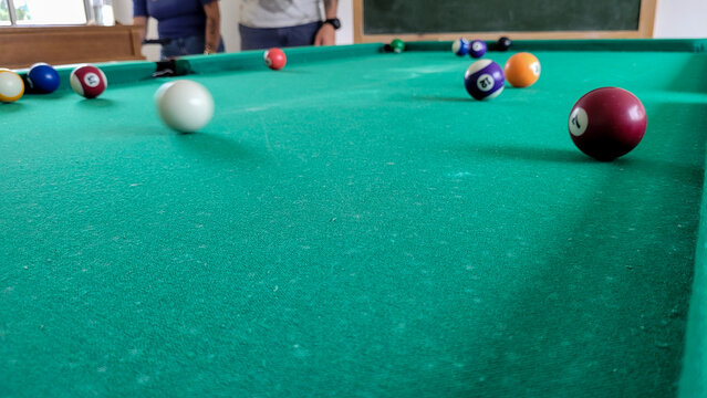 jogando bilhar