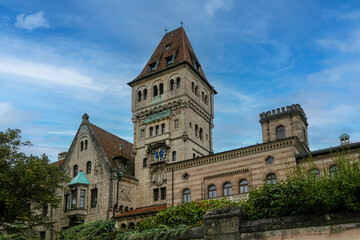Fototapeta na wymiar Das Schloss der Familie Faber & Castell in Stein bei Nürnberg von der Straße aus gesehen